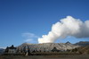 Mont Bromo (Java) (Indonésie) - Le cratère du bromo fume